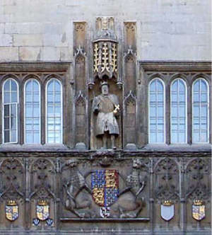 Статуя сэра Исаака Ньютона над входом в Тринити-колледж, Кембридж